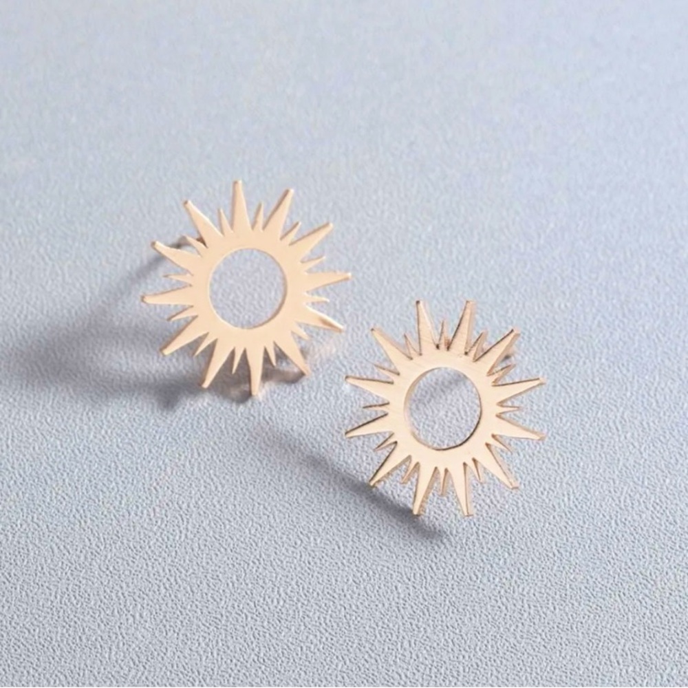 NEW Dainty Sunburst Sun stud Earrings Gold color - Boutique - Picture 1 of 4